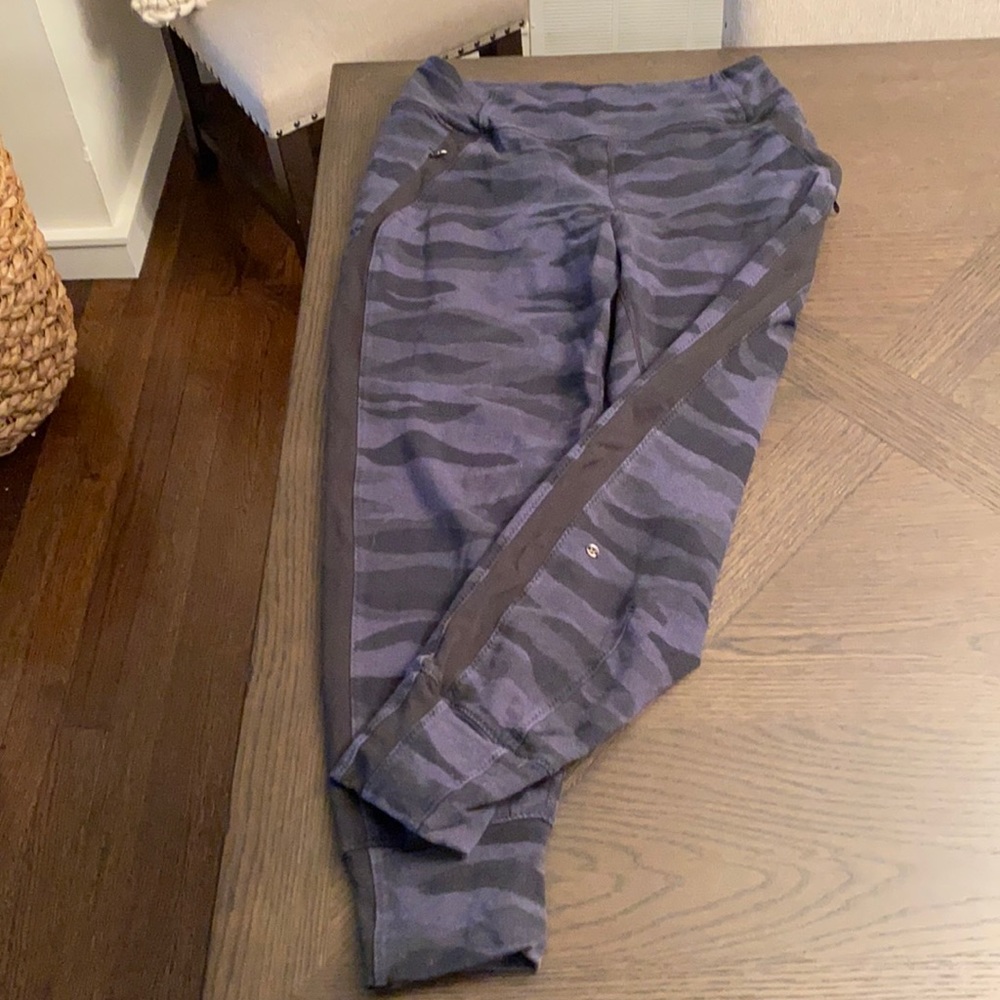 Lulu camo joggers with zip pockets